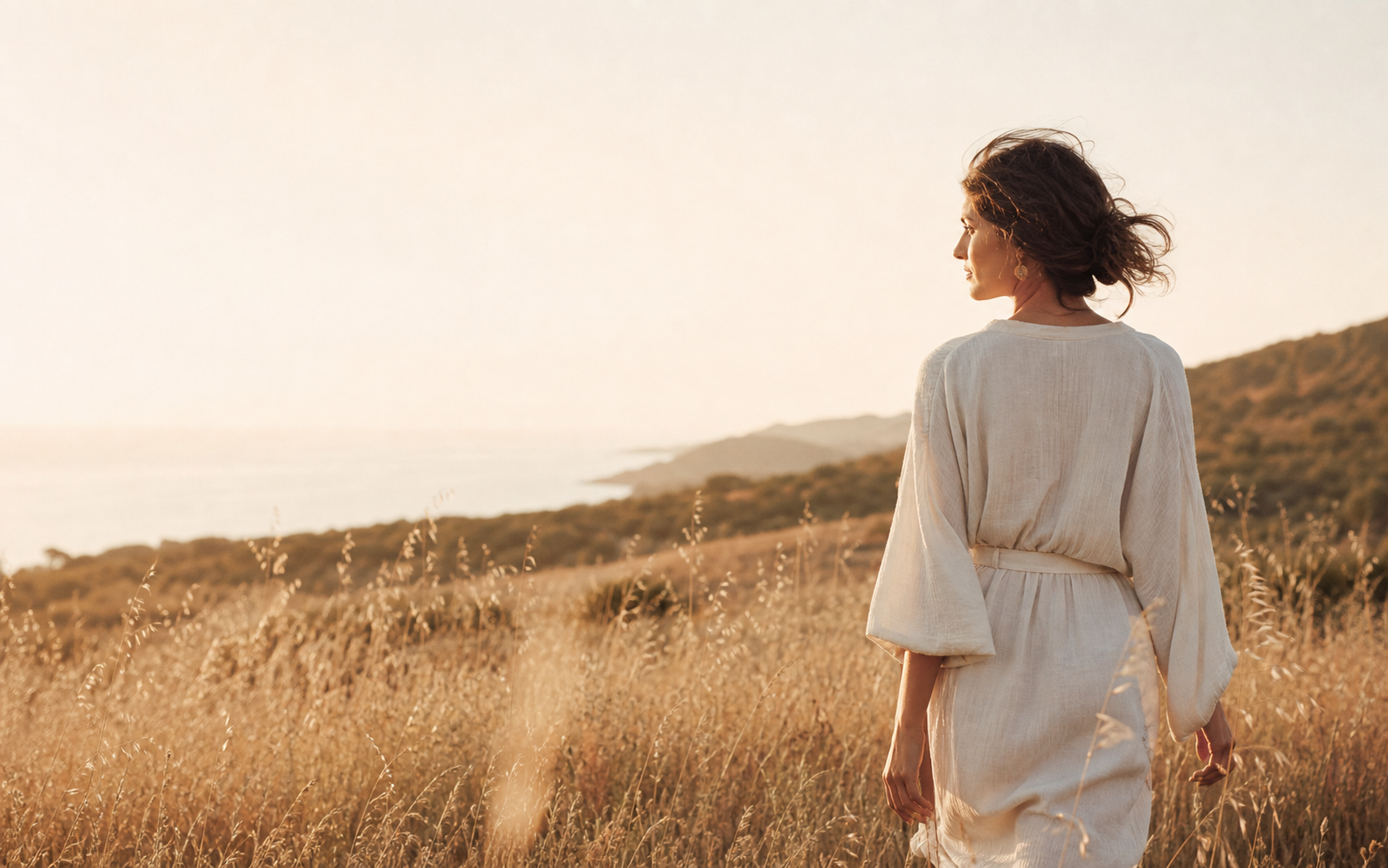 Mujer contemplando el horizonte al amanecer